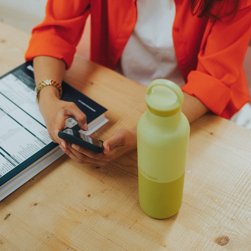 daily-on-the-go-set-g6 20oz_rise_classic_insulated_bottle_acacia_worker_phone_square.jpg