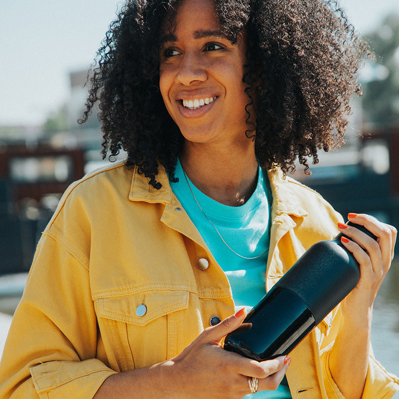 20oz-rise-classic-with-arch-loop-cap-q1 20oz_rise_classic_insulated_bottle_black_woman_smile_square.jpg
