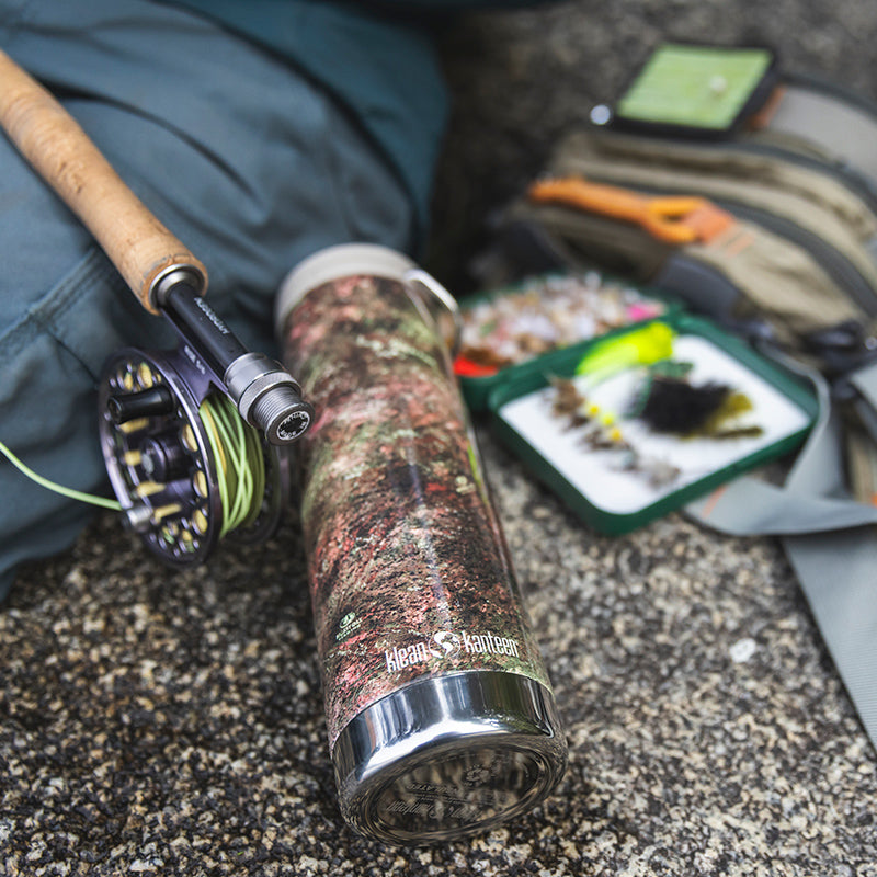 20oz-tkwide-with-cafe-cap-mossy-oak-c9 20oz_tumbler_mossyoak_rainbowtrout_flyfish_top_square.jpg